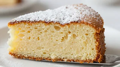 Saftiger Kuchen mit Puderzucker bestäubt
