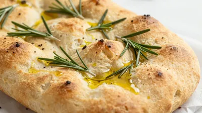 Italienische Focaccia mit Rosmarin und Olivenöl