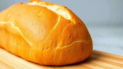 Frisch gebackenes japanisches Milchbrot auf rustikalem Brett.