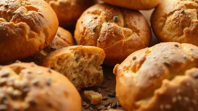 Proteinreiche Backwaren: Brot und Muffins mit Körnern.
