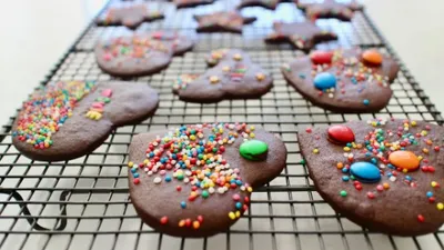 Baking with children: Colorful Smarties cookies