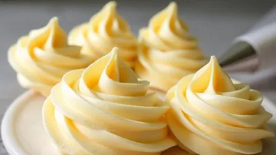 Vegane Buttercreme mit Spritzbeutel